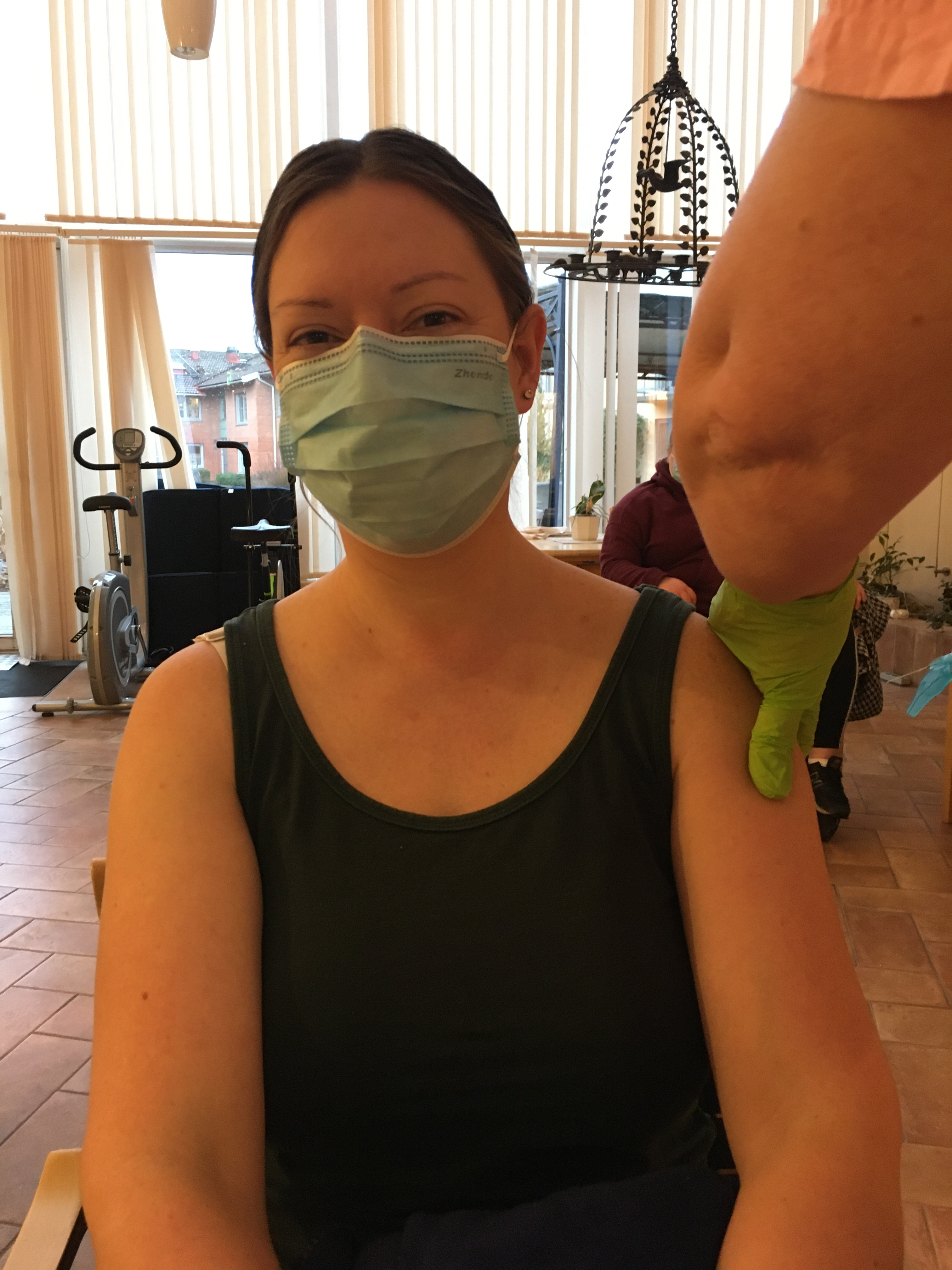 &ndash; Efter lite funderingar best&auml;mde jag mig f&ouml;r att ta vaccinet, s&auml;ger Karolina Nilsson, som &auml;r en av de f&ouml;rsta ut bland personalen. Jag tr&auml;ffar brukare och anh&ouml;riga varje dag och det &auml;r ju inte bara f&ouml;r min egen del jag vaccinerar mig utan &auml;ven f&ouml;r min familj och andra runt omkring mig.
