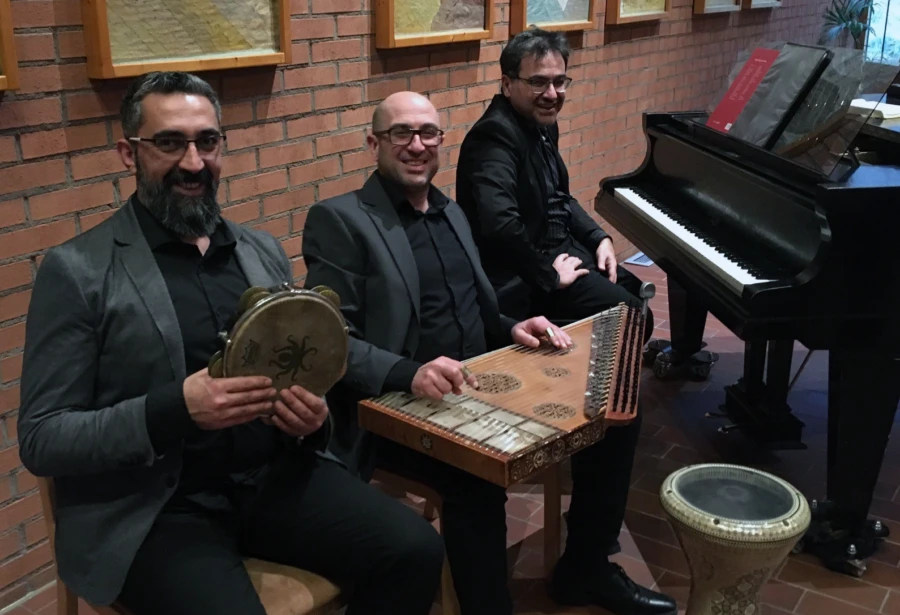 Bader Debes, Nabil Kassis och Naim Kassis bjuder p&aring; en mix av arabisk musik, jazz och klassiskt.