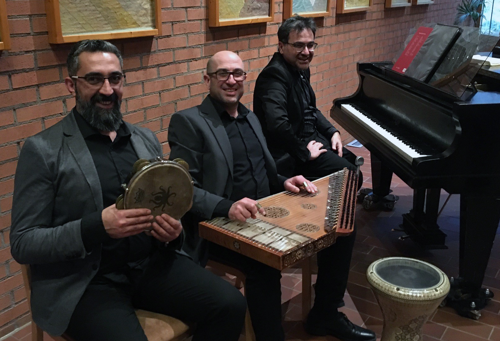 Bader Debes, Nabil Kassis och Naim Kassis bjuder på en mix av arabisk musik, jazz och klassiskt.