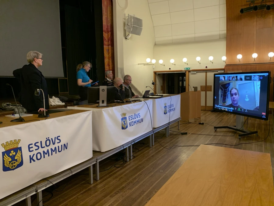 Anette Persson, Lena Emilsson, Bo Broman,&nbsp; Patrik Linder och Mikael Wehtje testar tekniken inf&ouml;r fullm&auml;ktiges digitala premi&auml;r.