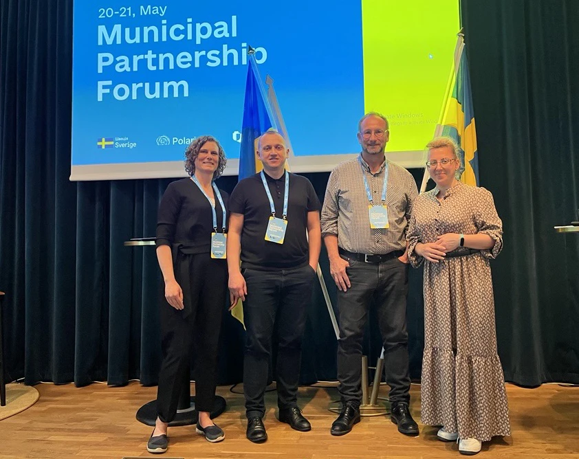 Kristina Prahl, Andriyn Dranchuk, Liubov Petrova och Johan Andersson p&aring; konferensen om partnerskap mellan svenska och ukrainska kommuner.