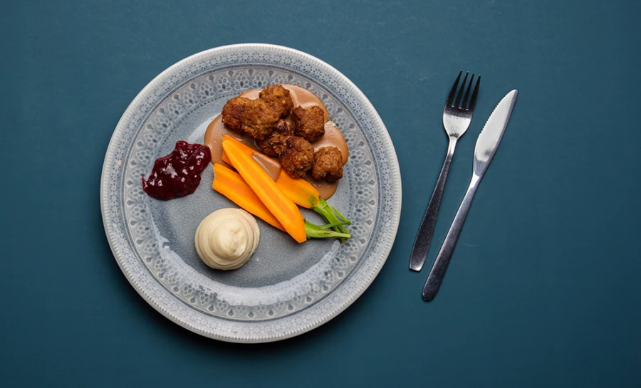 Klimatsmarta k&ouml;ttbullar tillagade av h&auml;lften svenskt, ekologiskt n&ouml;tk&ouml;tt och h&auml;lften gr&ouml;nsaker serverades under skolornas Klimatvecka.