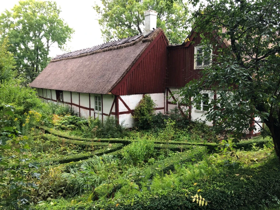 Klockareg&aring;rden har renoverats med mycket k&auml;rlek och tr&auml;dg&aring;rden har f&aring;tt mycket omsorg.