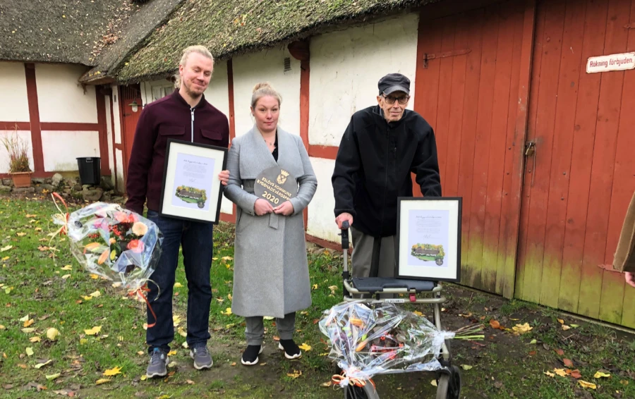 Klockareg&aring;rdens nuvarande &auml;gare Mikael och Annika Enander tillsammans med den tidigare &auml;garen Hans M&aring;nsson.