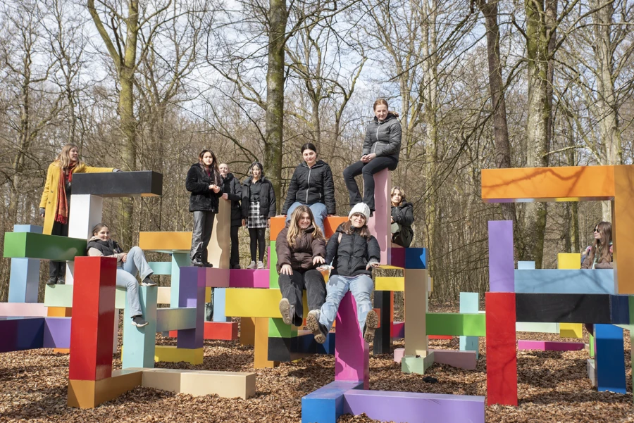 Konstelever och studenter p&aring; Jacob Dahlgrens lekfulla verk Primary Structure, 2011.