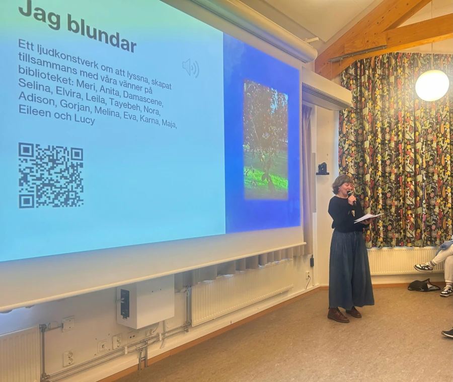 Lucy Cathcart Fr&ouml;d&eacute;n bj&ouml;d in publiken att blunda och lyssna p&aring; ljudverket.