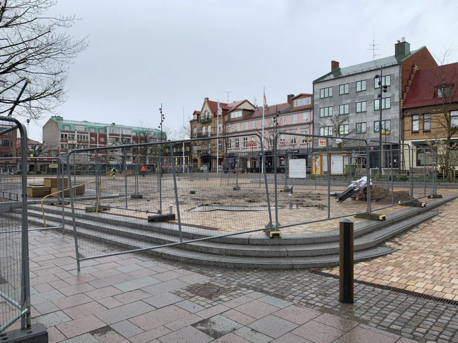 Inom några veckor kan det stora konstverket som donerats av Sparbanken Skånes ägare Sparbanksstiftelsen Finn börja monteras i Stora torgs sydvästra hörn.