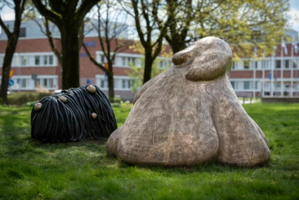 Fåret och kaninen heter det nya konstverket av Jennifer Forsberg som flyttat in på Gröna torg.