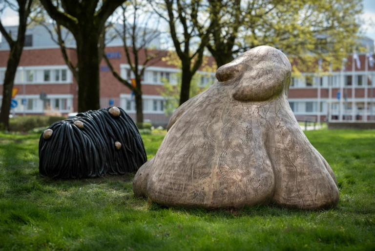 Fåret och kaninen heter det nya konstverket av Jennifer Forsberg som flyttat in på Gröna torg.