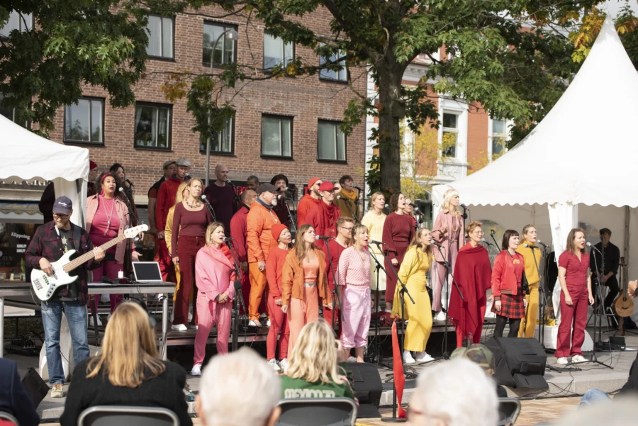 Invigningen av Stora torg lockade en lagom stor publik i dessa coronatider.