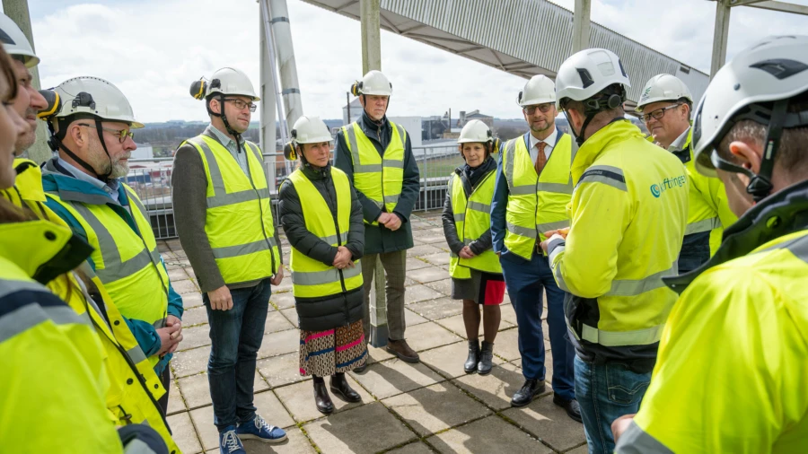 F&ouml;retr&auml;dare f&ouml;r Energimyndigheten, Sk&aring;nes Effektkommission, Esl&ouml;vs kommun och representanter fr&aring;n L&auml;nsstyrelsen Sk&aring;ne och Svenskt N&auml;ringsliv samlades hos Kraftringen p&aring; kraftv&auml;rmeverket i &Ouml;rtofta. Fr&aring;n Esl&ouml;v deltog kommunstyrelsens ordf&ouml;rande Johan Andersson (S) och f&ouml;rsta vice ordf&ouml;rande Catharina Malmborg (M). Fotograf: Petter Duvander/Kraftringen