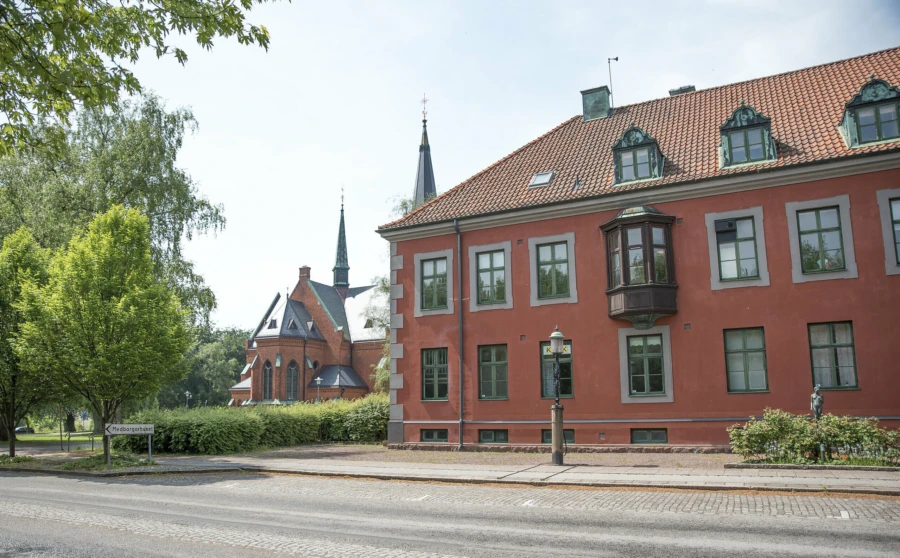 V&aring;rt pampiga gamla r&aring;dhus ligger vid V&auml;sterl&aring;nggatan, granne med Esl&ouml;vs kyrka.