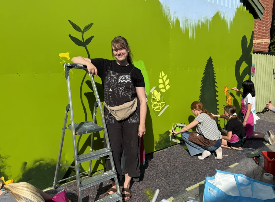 Konstl&auml;raren Palina Piakarskaya och hennes 70 elever i Kulturskolan skapar ett eget verk.
