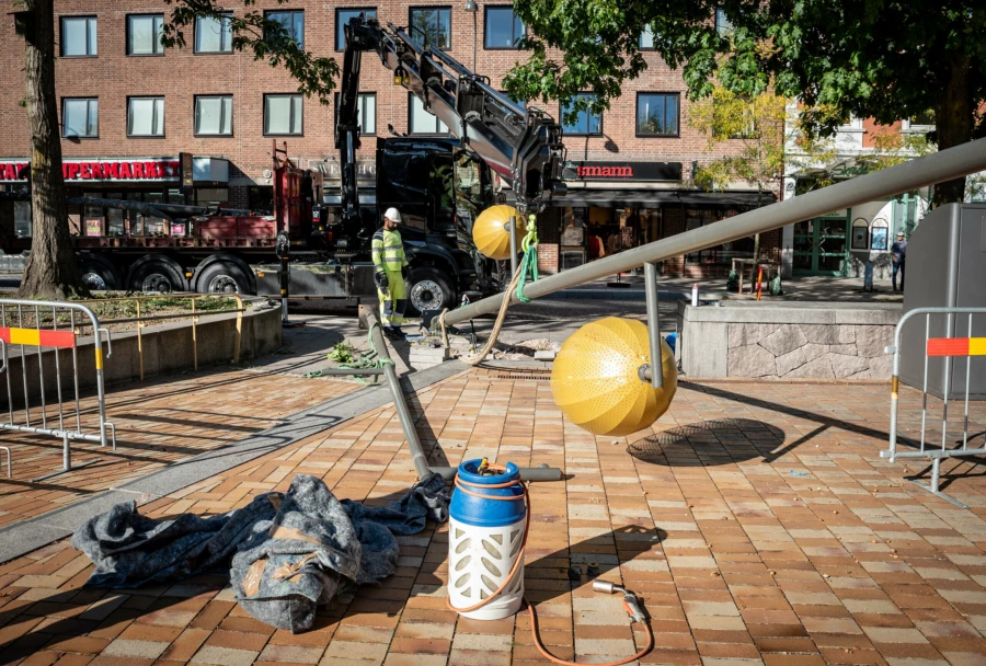 Nya lampor sattes upp vid Stora torg i Esl&ouml;v under h&ouml;sten.