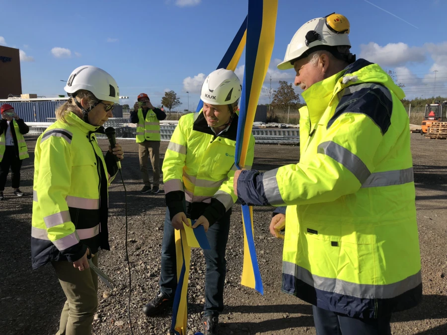 Landsh&ouml;vding Anneli Hulth&eacute;n invigde &aring;ngledningen i &Ouml;rtofta assisterad av Kraftringens vd och koncernchef Sezgi Kadir och Nordic Sugars vd Jesper Thomassen.