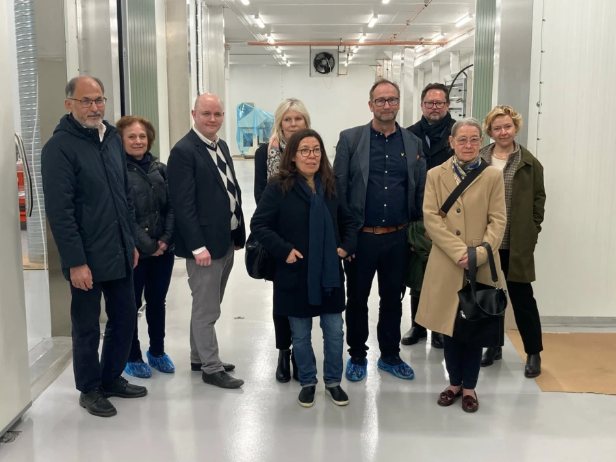 Rundvandring i Sanus Glutenfris nybyggda fabrik som snart ska invigas. Fr&aring;n v&auml;nster: Hussein Sharq, vd och del&auml;gare, Catharina Malmborg (M), kommunstyrelsens f&ouml;rsta vice ordf&ouml;rande, Fredrik Ottesen (SD), kommunstyrelsens andra vice ordf&ouml;rande, Eva Hallberg, kommundirekt&ouml;r, Fatima Sharq, produktutvecklare och del&auml;gare, Johan Andersson (S), kommunstyrelsens ordf&ouml;rande, Mats Br&auml;ndstr&ouml;m, utredare p&aring; L&auml;nsstyrelsen, Anneli Hulth&eacute;n, landsh&ouml;vding i Sk&aring;ne l&auml;n, och &Aring;sa Lindberg, landsbygdsdirekt&ouml;r p&aring; L&auml;nsstyrelsen.