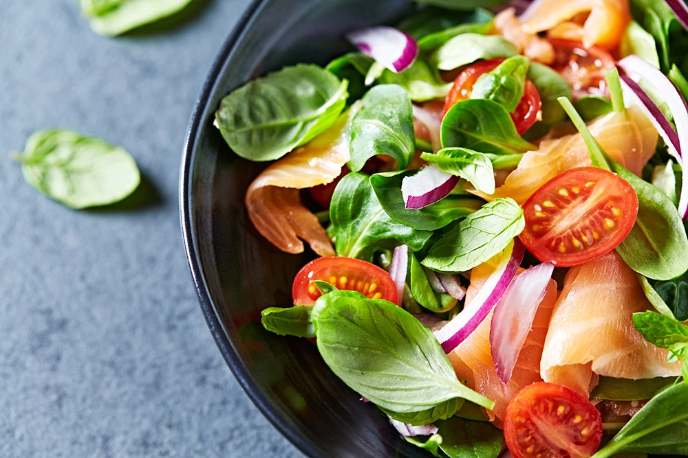 en färgglad sallad