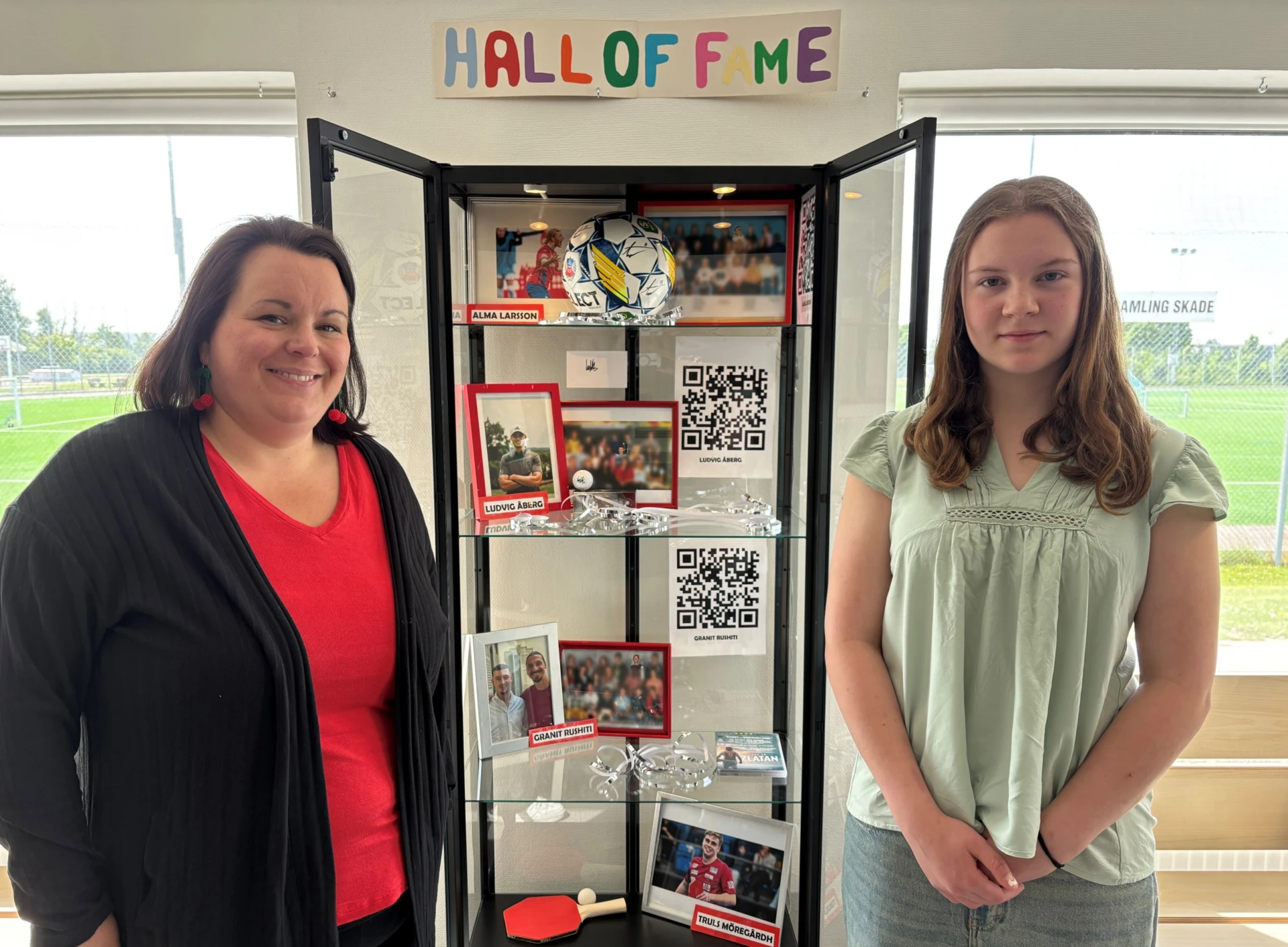 Sara Hansson Nygren och Hannas Sörensen visar skolans Hall of Fame.