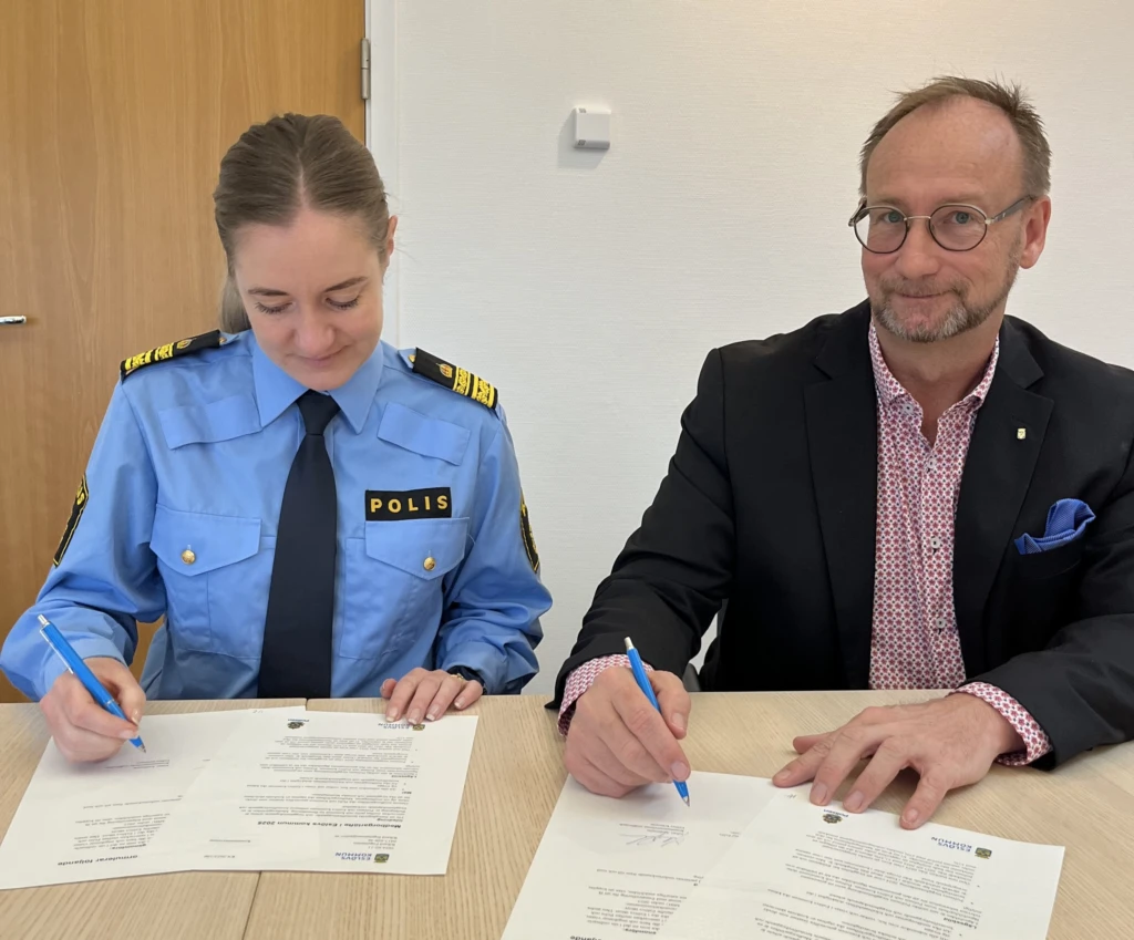 Polisen och kommunen undertecknar medborgarlöften.