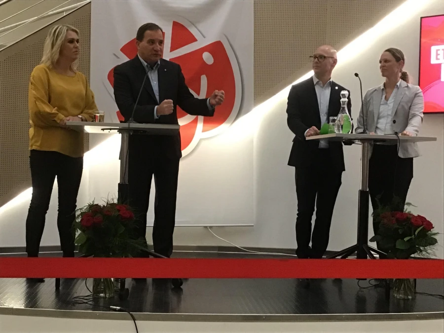Lena Hallengren, Stefan L&ouml;fven tillsammans med partikamrter som framf&ouml;rde allm&auml;nhetens fr&aring;gor. 