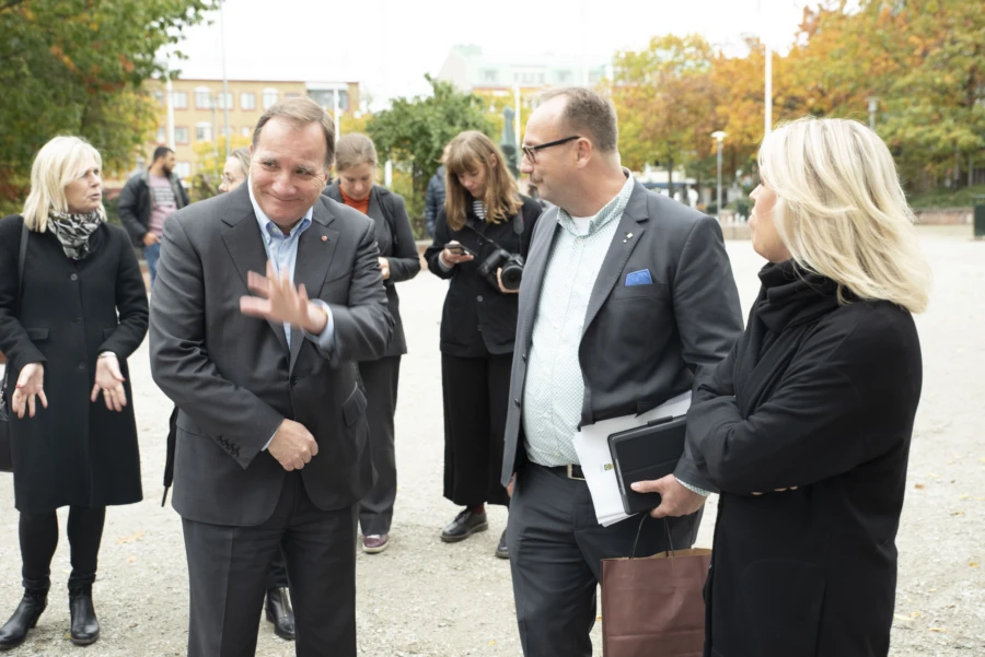 Stefan L&ouml;fven vinkar. Till v&auml;nster om honom kommundirekt&ouml;r Eva Hallberg, till h&ouml;ger Johan Andersson och Lena Hallengren.
