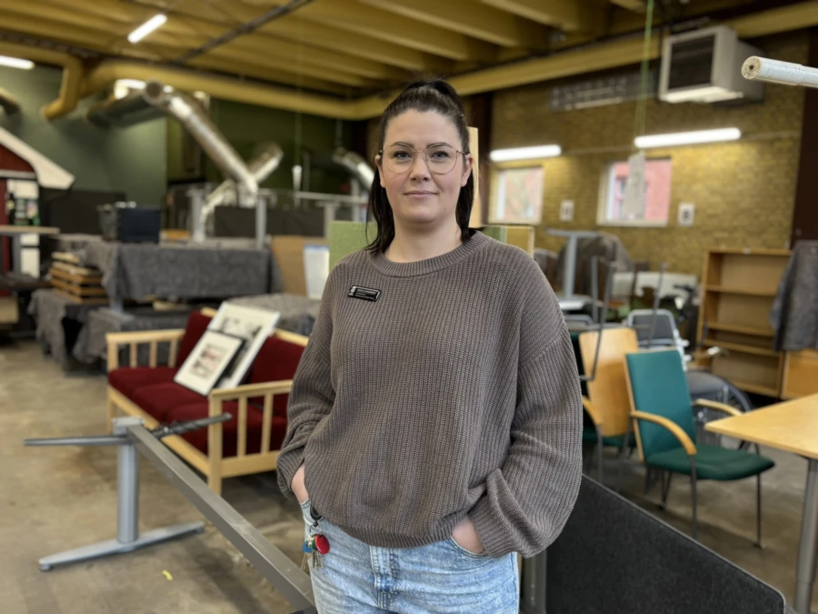 – Istället för att köpa nytt kan anställda i kommunen hitta det de behöver i Återbruket. Det sparar både miljön och ger våra deltagare sysselsättning, säger arbetsledaren Malin Ljungberg.
