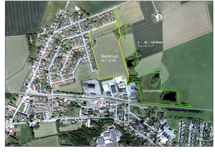 Orienteringskarta med exploateringsområdet markerat i gult, grönområde i grönt.