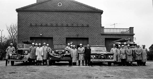 Marieholms brandstation med brandm&auml;n och brandbilar p&aring; 1960-talet. K&auml;lla: Esl&ouml;vs kommuns bildarkiv, K.G. Pressfoto.