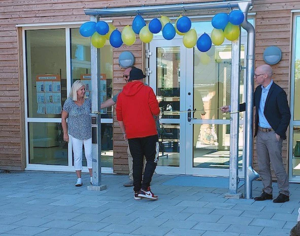 Sexornas elevr&aring;dsrepresentant klippte invigningsbandet.