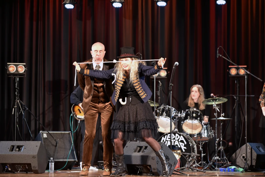 Mark Levengood och magikern Malin underh&aring;ller tillsammans med husbandet Hedda Hatar.