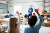 Elever och lärare i ett klassrum