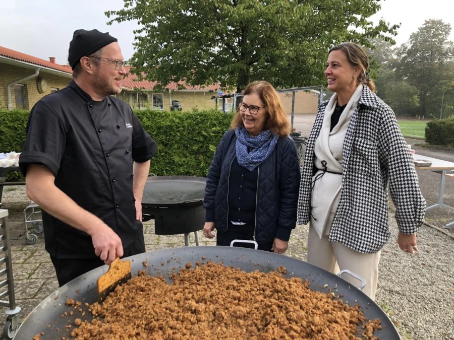 K&ouml;ksm&auml;stare Jesper Wendt, m&aring;ltidschef Marina Rahm och kvalitetscontroler Marita Johansson &ndash; och 150 portioner chiligryta.