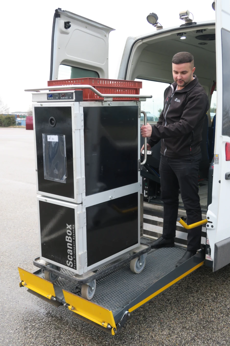 Labinot Xhemajli &auml;r en av de chauff&ouml;rer som transporterar elever och mat i samma fordon.