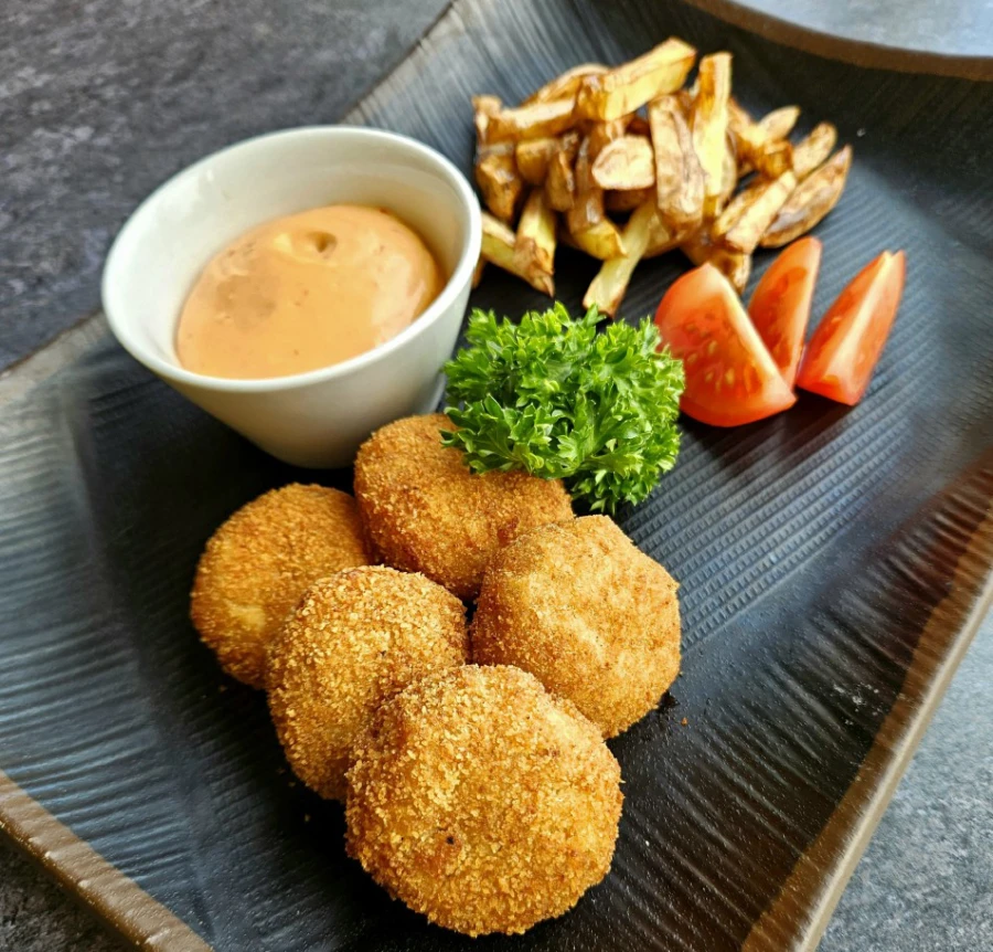 Nuggets på åkerbönor med pommes och chillidip är en av barnens favoriträtter.