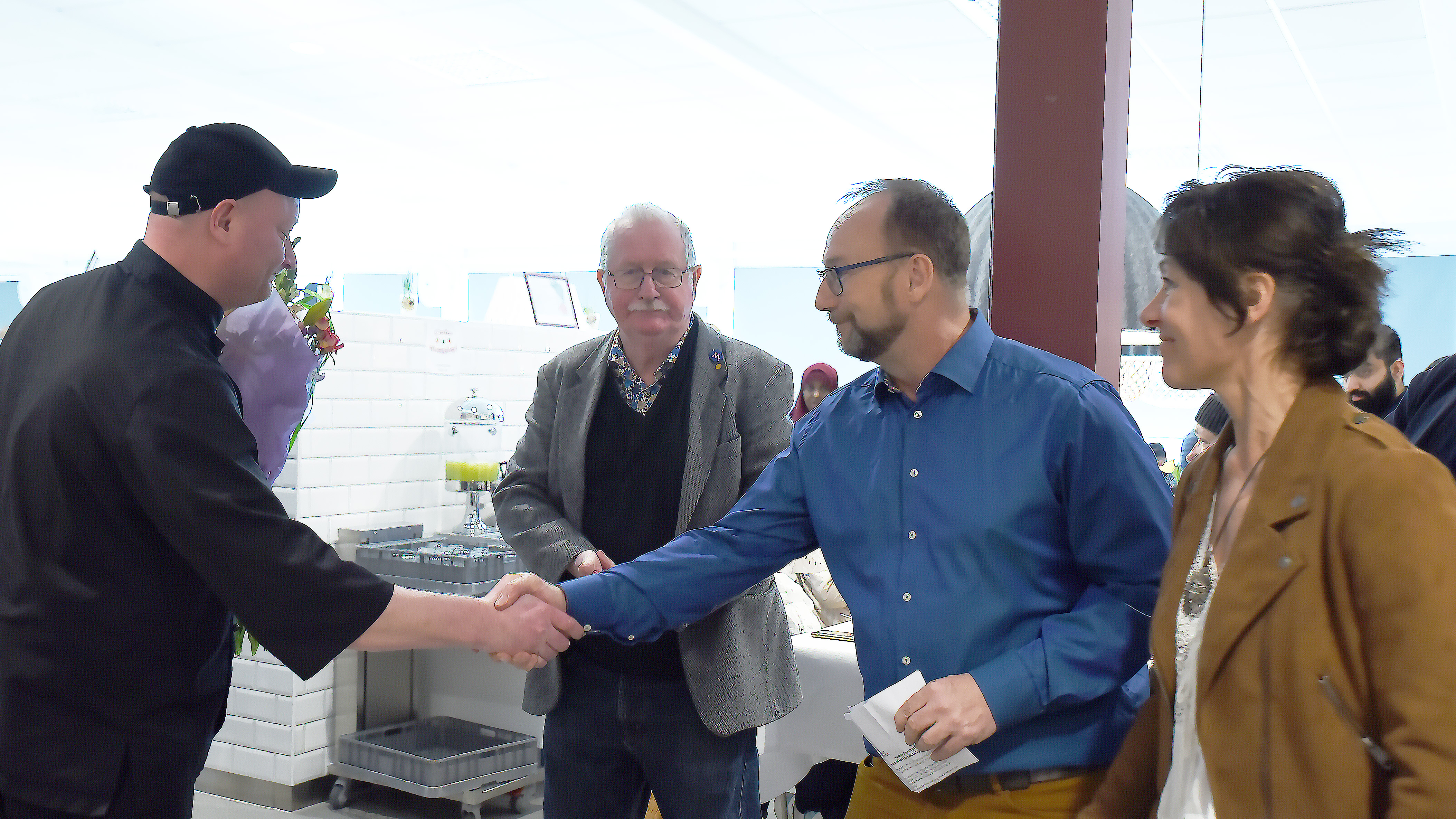Kommunstyrelsens ordförande Johan Andersson och gymnasie- och vuxenutbildningsnämndens ordförande Claus-Göran Wodlin och första vice ordförande Madeleine Atlas gratulerade Mattias Buttler med blommor.