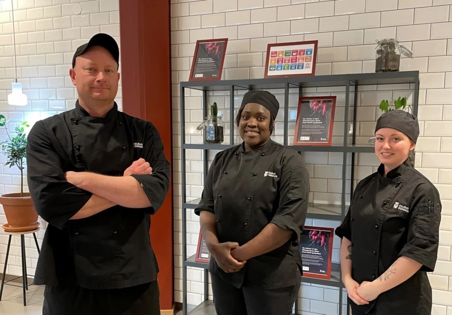Mattias Buttler, Yadi Andersson och Karolina R&ouml;stling arbetar i Calles bistro p&aring; Carl Engstr&ouml;mgymnasiet.