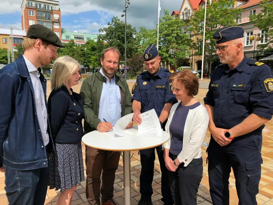 Medborgarl&ouml;ftena undertecknas mitt p&aring; Stora torg som &auml;r en av de platser i kommunen som ska k&auml;nnas trygg &auml;ven kv&auml;llstid. Fr&aring;n v&auml;nster M&aring;ns Berger, utvecklingsstrateg, Eva Hallberg, kommundirekt&ouml;r, Johan Andersson, kommunstyrelsens ordf&ouml;rande, Tomas Lev&eacute;n, tf. lokalpolisomr&aring;deschef, Catharina Malmborg, kommunstyrelsens f&ouml;rsta vice ordf&ouml;rande, och Mats Odest&aring;l, kommunpolis.