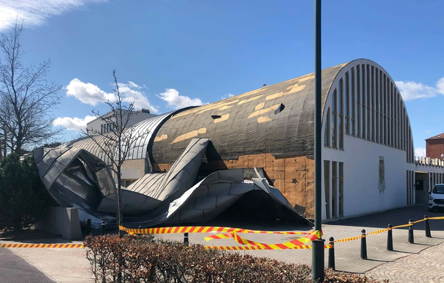 Medborgarhuset har f&ouml;rlorat delar av sitt pl&aring;ttak i den kraftiga vinden.