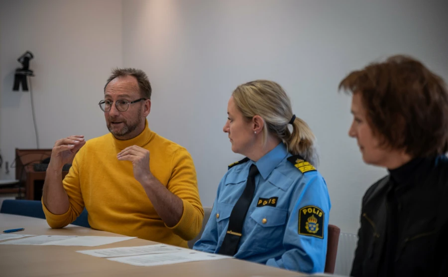 Medborgarlöftena undertecknas av lokalpolisområdeschef Veronica Ek och kommunstyrelsens ordförande Johan Andersson (S). Medverkade gjorde även kommunstyrelsens första vice ordförande Catharina Malmborg (M).