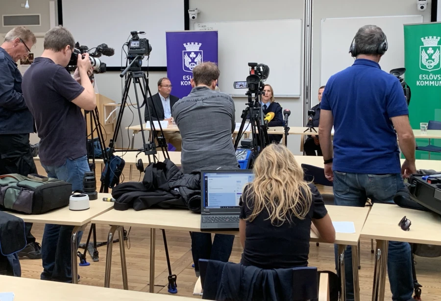 Polisen och Esl&ouml;vs kommun h&ouml;ll presskonferens med anledning av den tragiska h&auml;ndelsen p&aring; K&auml;llebergsskolan.