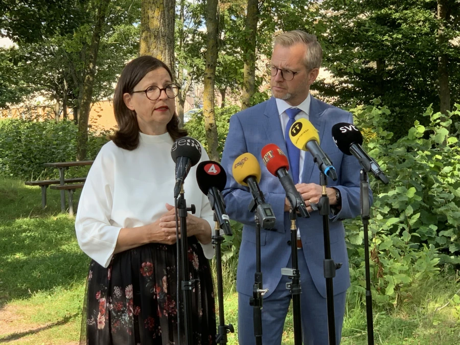 Utbildningsminister Anna Ekstr&ouml;m och inrikesminister Mikael Damberg tr&auml;ffade mediauppb&aring;det som p&aring; m&aring;ndagen &auml;nnu en g&aring;ng samlats i Esl&ouml;v.
