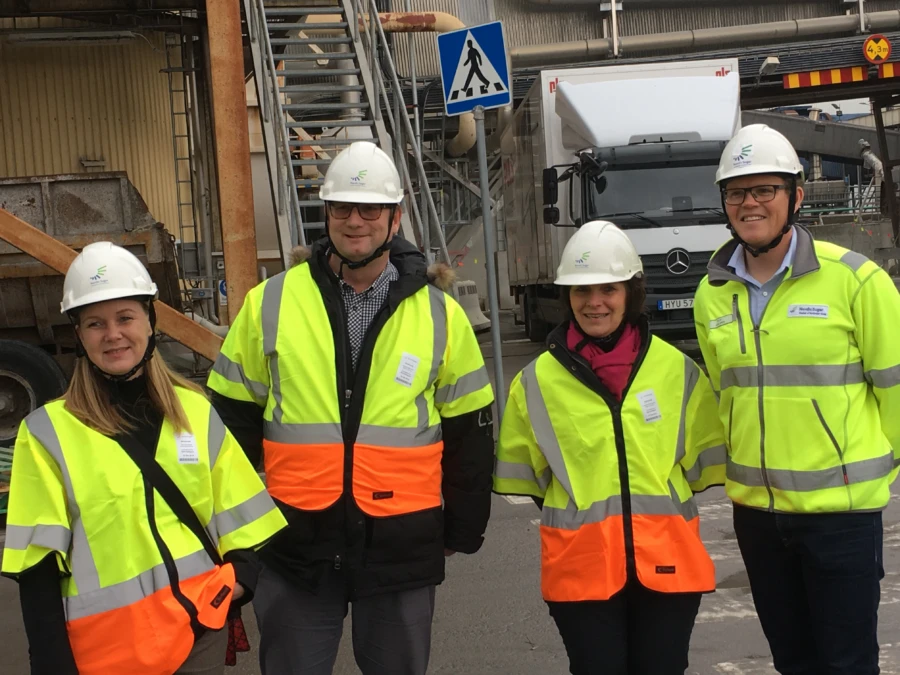P&aring; bes&ouml;k i &Ouml;rtofta: fr&aring;n v&auml;nster Jennie Nilsson, landsbygdsminister, Johan Andersson, kommunstyrelsens ordf&ouml;rande, Catharina Malmborg, kommunstyrelsens 1:a vice ordf&ouml;rande, och Olof Dahlgren, fabrikschef.