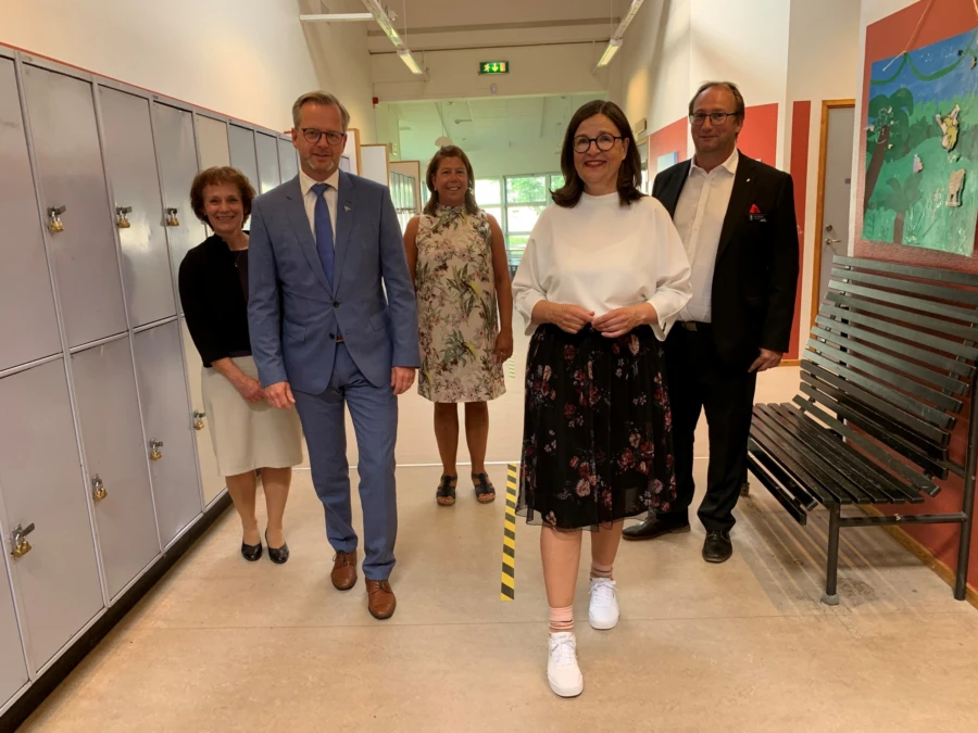 Kommunalr&aring;d Catharina Malmborg, Mikael Damberg, rektor Annelie Arvidsson, Anna Ekstr&ouml;m och kommunalr&aring;d Johan Andersson bes&ouml;kte K&auml;llebergsskolan tillsammans.