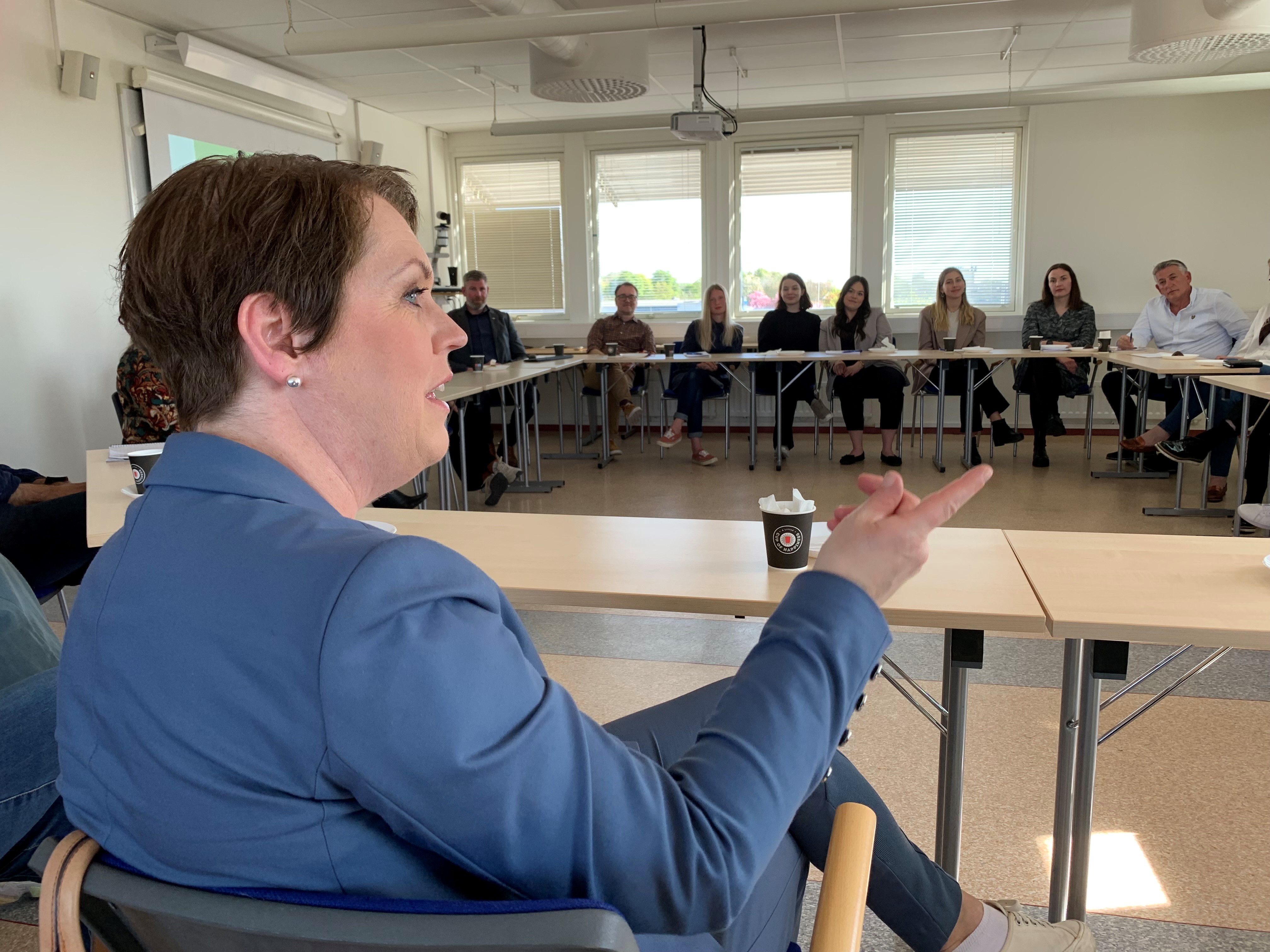 Lena Hallengren samtalade med ett 20-tal medarbetare inom Vård och Omsorg.