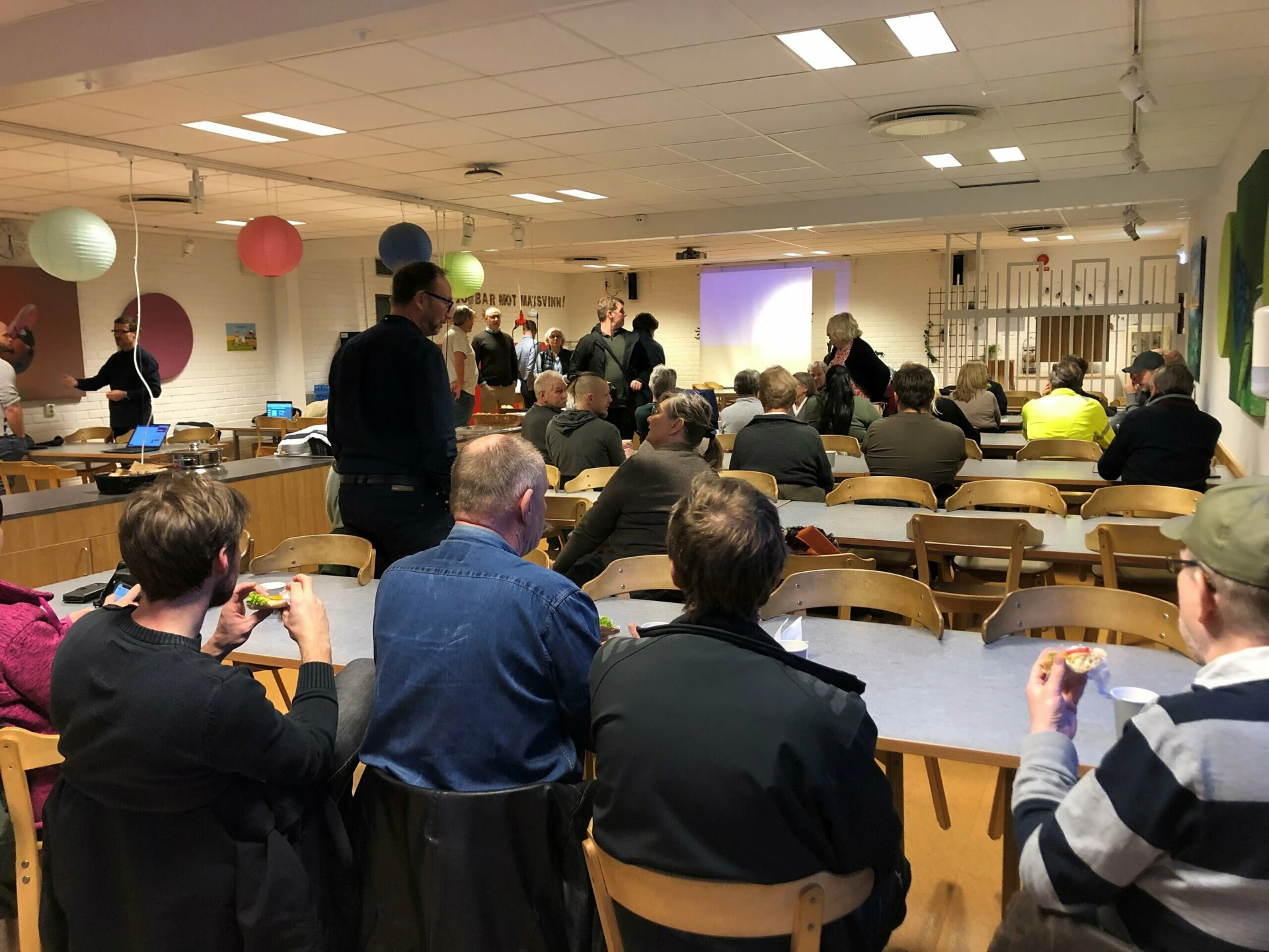 ett 50-tal personer deltog i mötet om översvämningarna vid Ringsjön