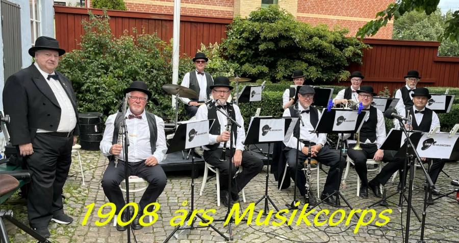 Efter matchen underh&aring;ller 1908 &aring;rs Musikcorps p&aring; Stora torg.
