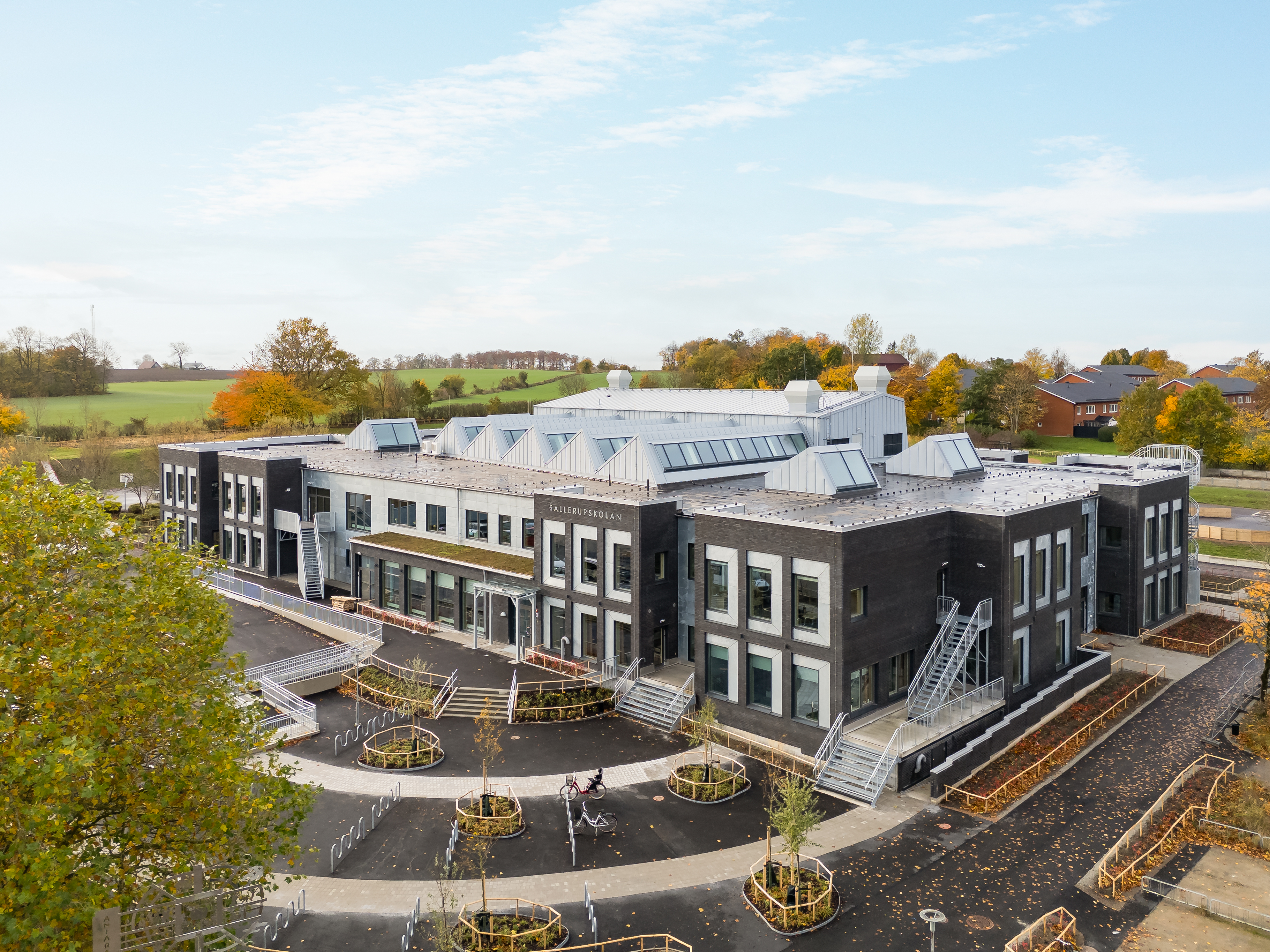 Ovanifr&aring;n bild p&aring; den nybyggda Sallerupskolan, man ser skolbyggnaden och en del av skolg&aring;rden