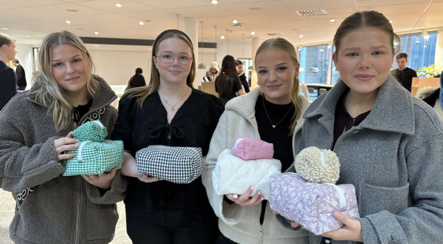 Tuva Ragvald, Molly Nilsson, Tilda Gjerling och Wilma Thorén syr necessärer av återvunnet tyg.