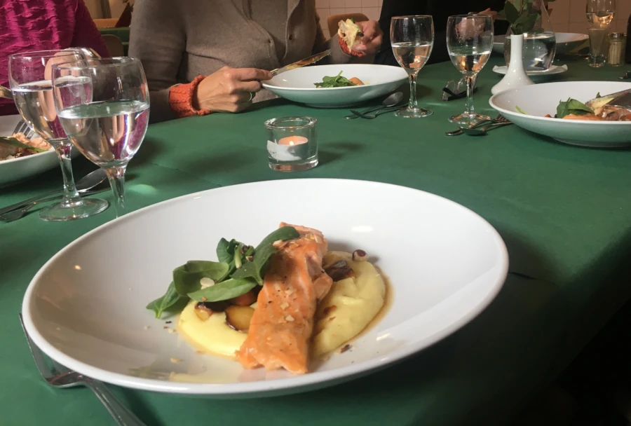 Uts&ouml;kt laxr&auml;tt fr&aring;n &agrave; la carte-menyn p&aring; Restaurang No15.