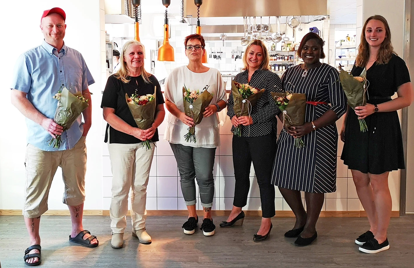 Mattias Buttler, förstekock på Calles bistro tillsammans med sina kollegor Evan Frank, Yadi Andersson och Annika Stuhre samt Carin Grundström och Kajsa Hedlund på Ekebackens förskola.